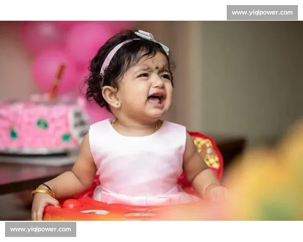 萌娃连败三球怒摔球拍 教练暖心引导化解情绪风暴 萌娃连败三球怒摔球拍 教练暖心引导化解情绪风暴